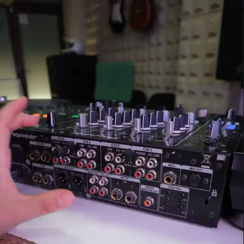 escuela de dj aprende con equipos pioneer